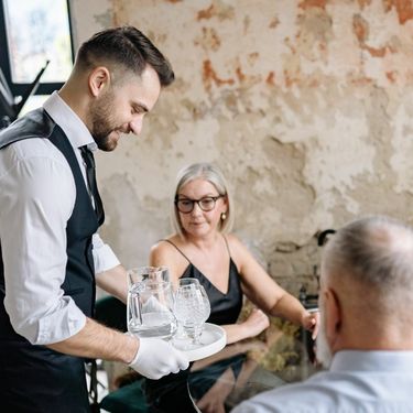 Konobar kako poslužuje ljude i račun iz restorana