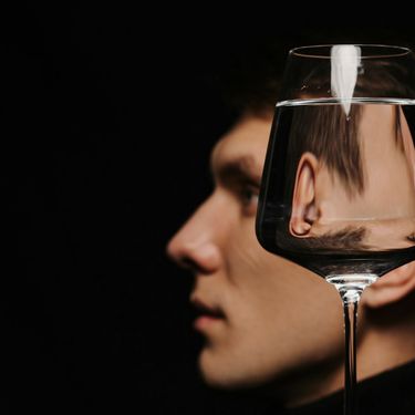 Psihopat i njegova lica u odrazu čaše