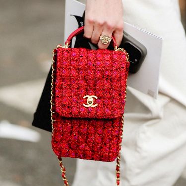 Jarka i vibrantna nijansa crvene boje jedan je od proljetnih trendova