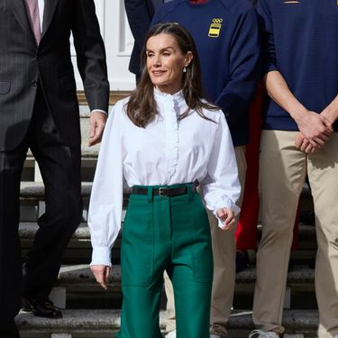 Kraljica Letizia u bijeloj košulji i zelenim hlačama - 4