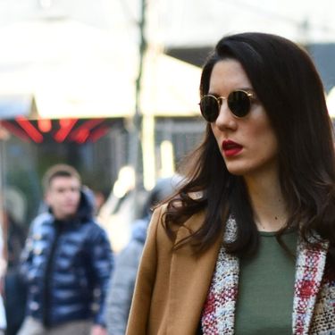 Zgodna brineta u šetnji centrom Zagreba