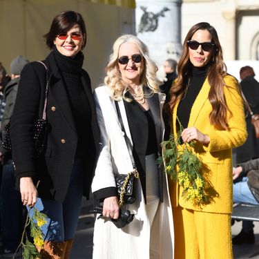 Olja Vori u žutom odijelu i robusnim cipelama - 1