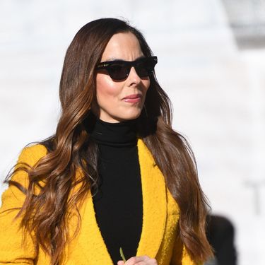 Olja Vori u žutom odijelu i robusnim cipelama - 5