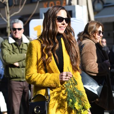 Olja Vori u žutom odijelu i robusnim cipelama - 6