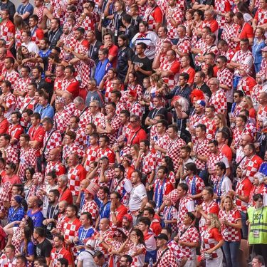 navijači hrvatske na sportskom događaju kako navijaju