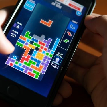 igranje videoigre tetris na mobitelu