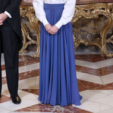 Kraljica Letizia u bijeloj košulji i dugoj plavoj suknji