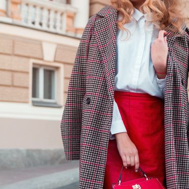 Bijela košulja modni je klasik omiljen u ženskim garderobama