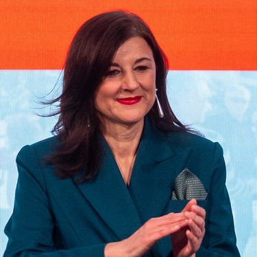 Sanja Musić Milanović u plavom odijelu nakon pobjede