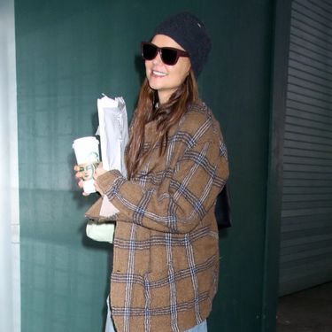 Katie Holmes u vrećastim trapericama i tenisicama - 3