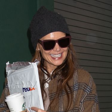 Katie Holmes u vrećastim trapericama i tenisicama - 6