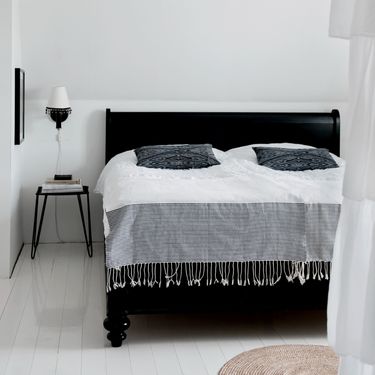 Crna boja u uređenju spavaće sobe - 4