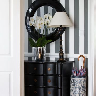 Crna boja u uređenju predsoblja - 2