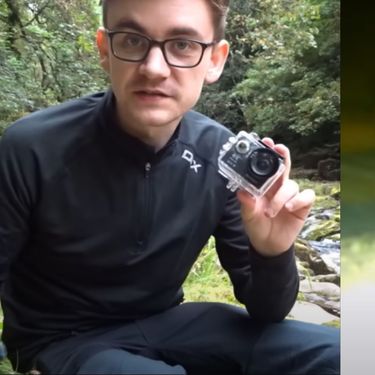 YouTuber Jack Harding i njegova kamera uz snimke ispod površine rijeke Strid