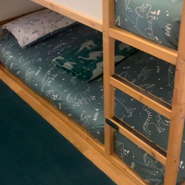 I dječaci imaju krevete na kat - još jedan model koji štedi prostor u domu