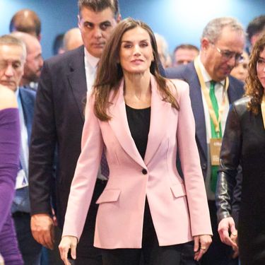 Kraljica Letizia u ružičastom sakou i crnim hlačama