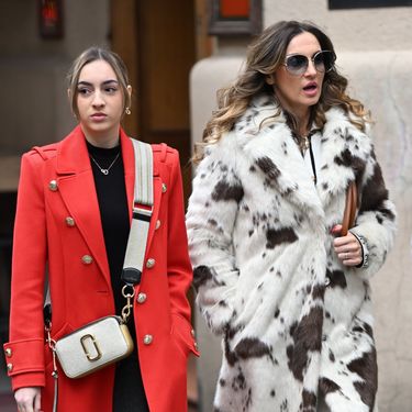 Zgodna dama u kaputu s kravljim uzorkom