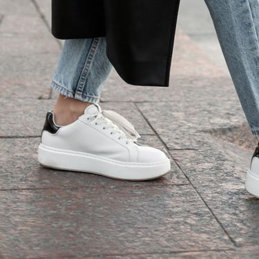 Žena u bijelim tenisicama