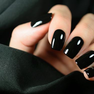 Jednostavna crna manikura ima puno obožavateljica