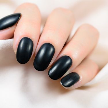 Jednostavna crna manikura ima puno obožavateljica