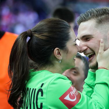 Vratar Dominik Kuzmanović s djevojkom Kim Normi Müller nakon utakmice s Francuskom - 1