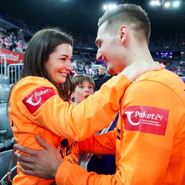 Vratar Dominik Kuzmanović s djevojkom Kim Normi Müller nakon utakmice s Mađarskom - 3