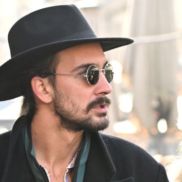 Muškarcu sa špice šešir baš dobro stoji