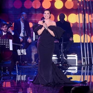 Nina Badrić u dugoj crnoj haljini sirena kroja na Zlatnom Studiju - 1