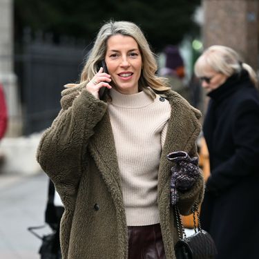 Zagrebačko izdanje u minici i čipkastim hulahopkama