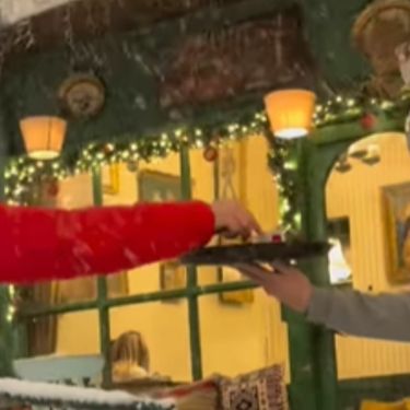 Naručivanje kave po snijegu u Sarajevu