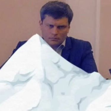 Namršteni muškarac u memeu oko snijega u Zagrebu