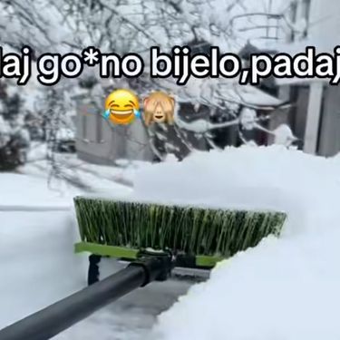 Čišćenje snijega s automobila