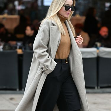 Ulična moda bermude i čizme visokih sara Zagreb 2026. - 4