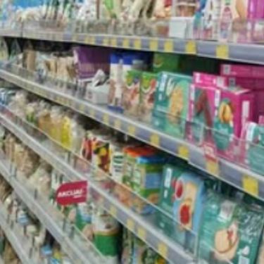 Golub na polici u trgovini