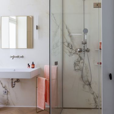 Tuš-kabine s pločicama koje imitiraju mramor - 10