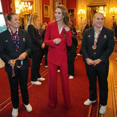 Catherine Middleton u crvenom odijelu na primanju za prijem za englesku žensku ragbijašku reprezentaciju - 1