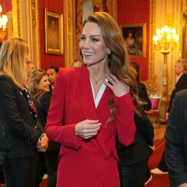 Catherine Middleton u crvenom odijelu na primanju za prijem za englesku žensku ragbijašku reprezentaciju - 4