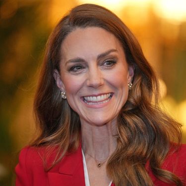 Catherine Middleton u crvenom odijelu na primanju za prijem za englesku žensku ragbijašku reprezentaciju - 5