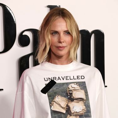 Charlize Theron u bijelim tenisicama i majici modne kuće Givenchy - 1