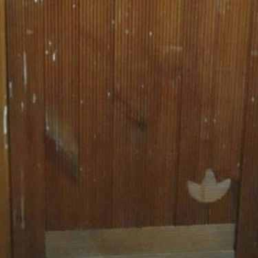 Vrata s ogromnim drvenim znakom adidasa