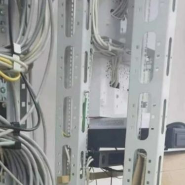 Soba sa serverom i meso koje se suši