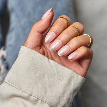 Babydoll manikura može se podići na višu razinu šljokicama