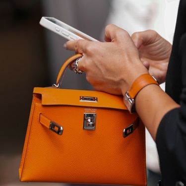 Torba Kelly II Sellier Mini modne kuće Hermès u street style izdanju s Tjedna mode