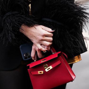 Torba Kelly II Sellier Mini modne kuće Hermès u street style izdanju s Tjedna mode