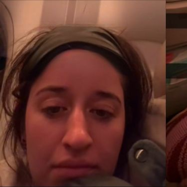 Vožnja avionom i suputnica koja leži na dva mjesta