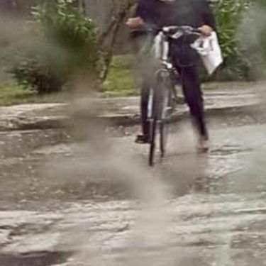 Vožnja biciklom po Metkoviću s vrećicom na glavi