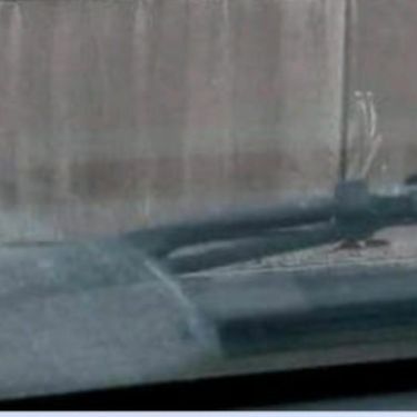 Izrazito prljavi automobil s napisanom registracijskom oznakom