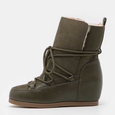 Zagrebačka street stylerica nosi čizme brenda Anna Field