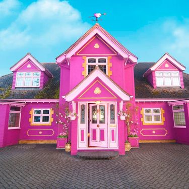 Ružičasta kuća s 'jednorog' vrtom koja se može unajmiti - 1