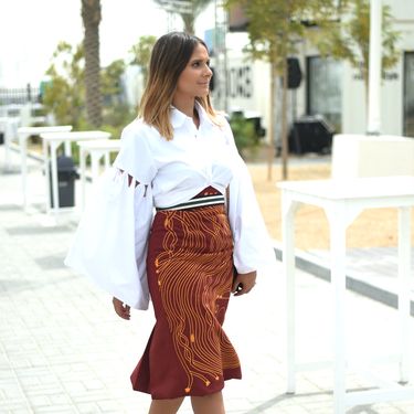 Bijela i zemljani tonovi dobar su par s narančastim cipelama